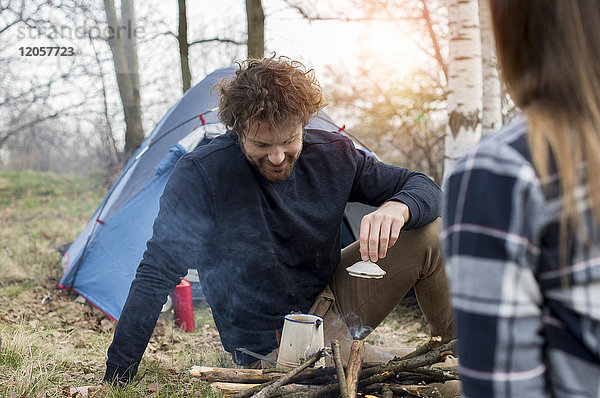 Pärchen-Camping im Wald