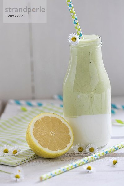 Glasflasche grüner Smoothie mit Avocado  Honigmelone  Zitrone  Milch und Joghurt