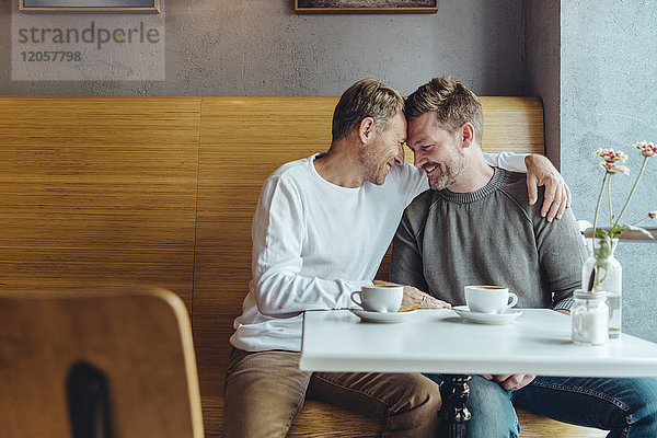 Liebevolles schwules Paar im Cafe