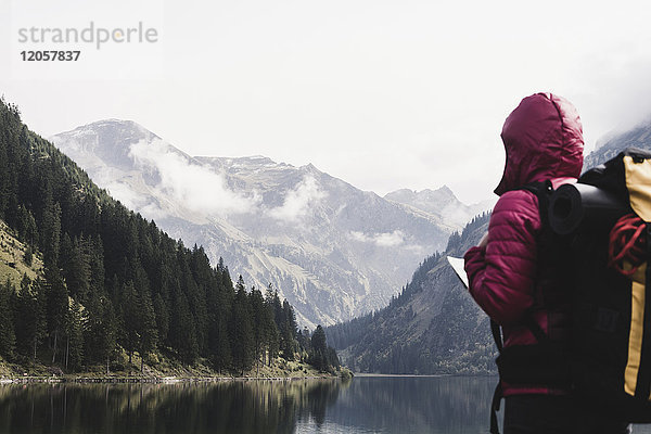 Österreich  Tirol  Alpen  Wanderer am Bergsee