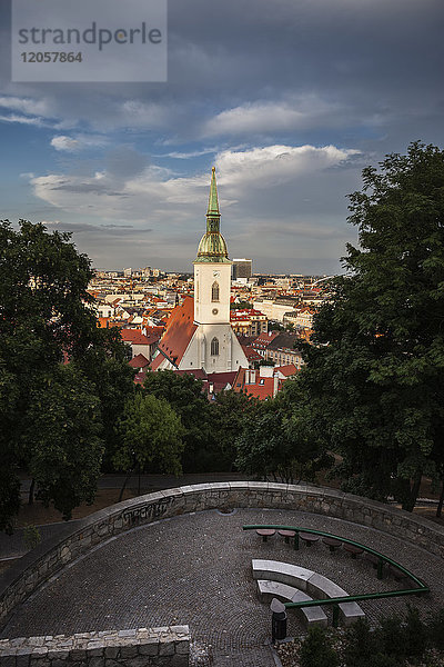 Slowakei  Bratislava  Stadtbild mit St. Martinsdom bei Sonnenuntergang  Hügelpark-Terrasse mit Bänken