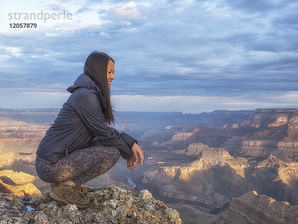 USA  Arizona  Grand Canyon Nationalpark  Touristen genießen die Aussicht