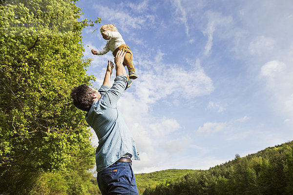 Vater wirft Baby in die Luft