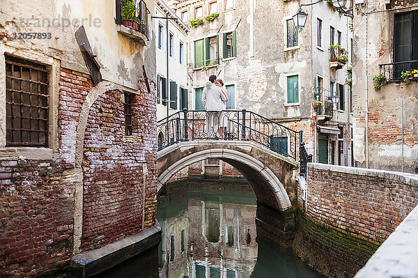 Italien  Venedig  Brautpaar auf kleiner Brücke stehend