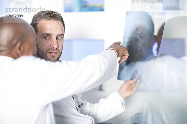 Zwei Ärzte diskutieren über das Röntgenbild