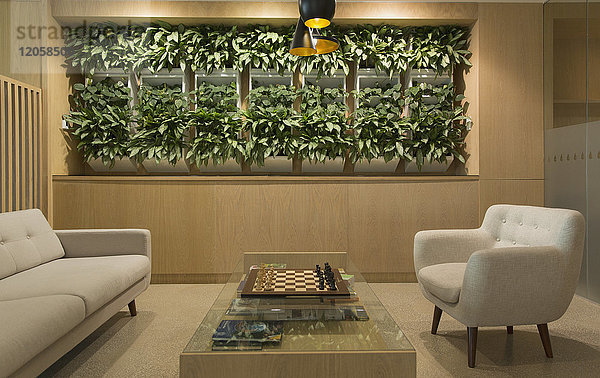 Lounge mit Pflanzenausstellung  Schachbrett und Sitzgelegenheiten