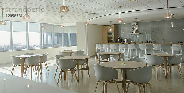 Tische und Stühle in einer modernen Büro-Cafeteria