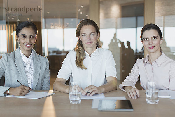 Porträt lächelnd  zuversichtlich Geschäftsfrauen arbeiten in Konferenzraum Sitzung