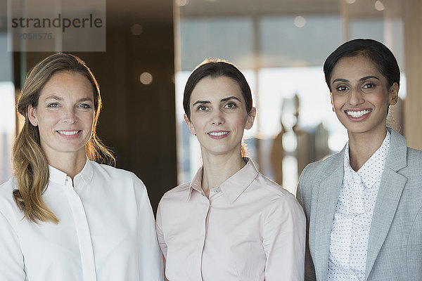 Porträt lächelnde  selbstbewusste Geschäftsfrauen im Büro