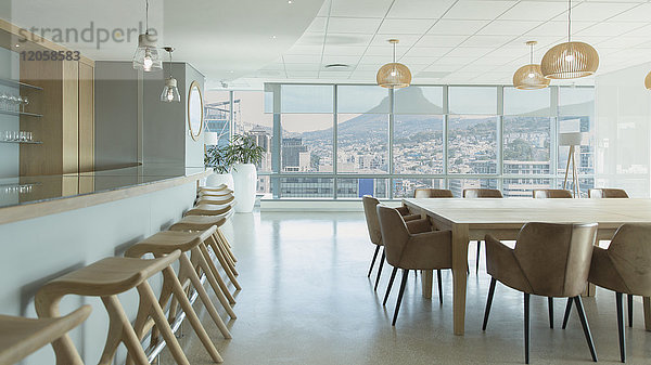 Barhocker entlang der Theke in einer urbanen  modernen Konferenzraum-Cafeteria