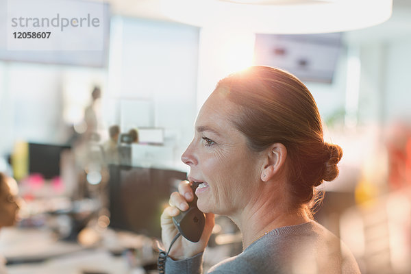 Profil Geschäftsfrau am Telefon im Büro