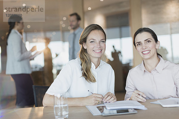 Portrait lächelnde  zuversichtliche Geschäftsfrauen in einem Konferenzraum