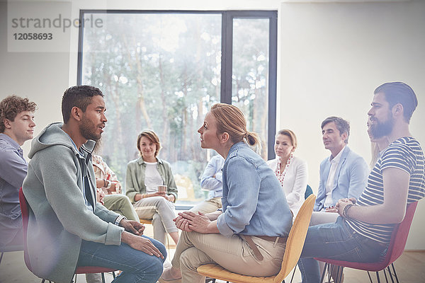 Gruppenbeobachtung von Mann und Frau im persönlichen Gespräch in der Gruppentherapie