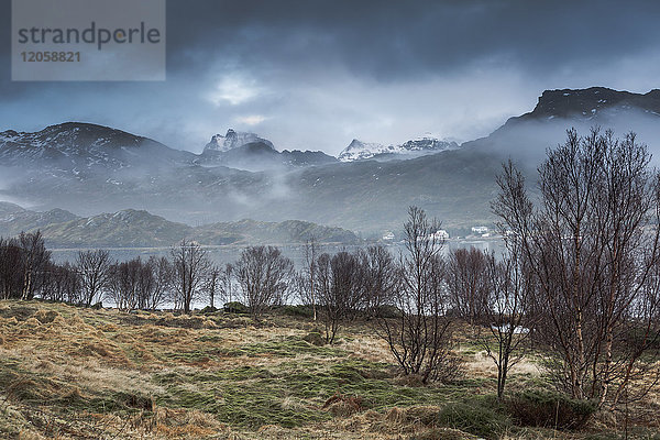 Nebel um ruhige  raue Berge  Andopen  Lofoten  Norwegen