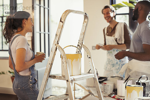 Freunde trinken Kaffee und malen Wohnzimmer