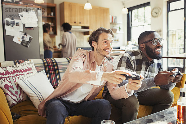 Männer Freunde spielen Videospiel im Wohnzimmer