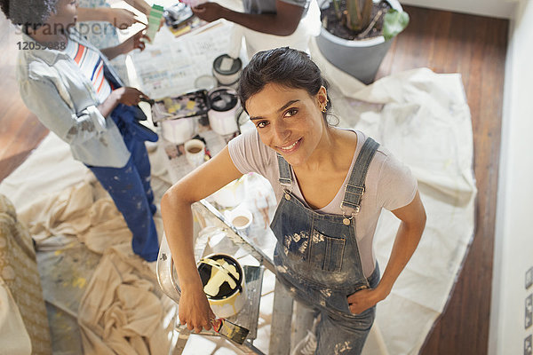 Portrait selbstbewusste junge Frau beim Malen im Wohnzimmer