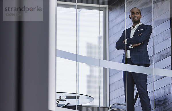 Seriöser  selbstbewusster CEO Geschäftsmann am modernen Bürofenster