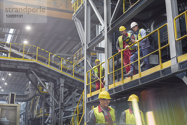 Stahlarbeiter im Gespräch auf der Plattform im Stahlwerk