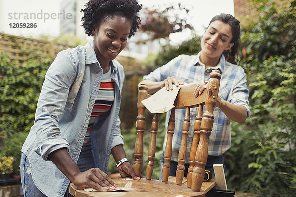 Frauen Freunde Schleifen  Lackieren Stuhl