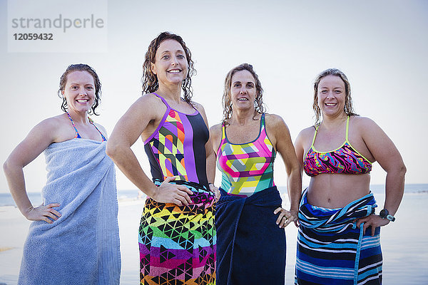 Porträt selbstbewusste  lächelnde Schwimmerinnen in Handtücher gehüllt