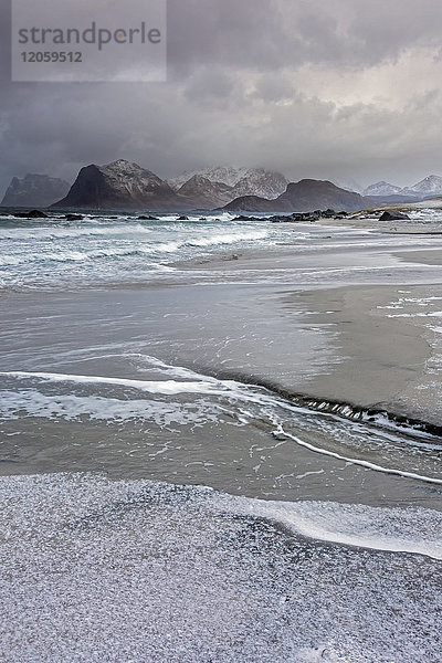 Raue Berge hinter Kälte  Meeresstrandflut  Storsandnes  Lofoten  Norwegen