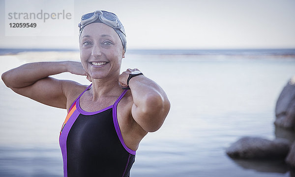 Portrait lächelndes Weibchen im offenen Wasser  das Badeanzug im Meer anpasst