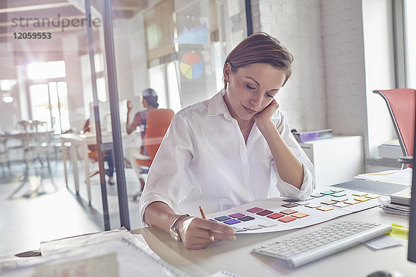 Weibliche Design-Profis bei der Überprüfung von Farbmustern im Büro