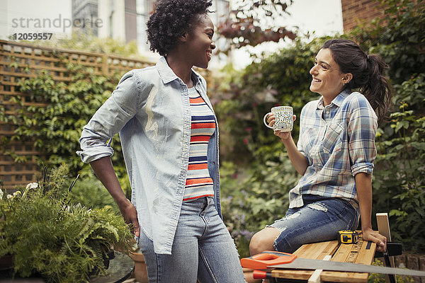 Frauen beim Kaffeetrinken und Reden  beim Projekt auf der Terrasse