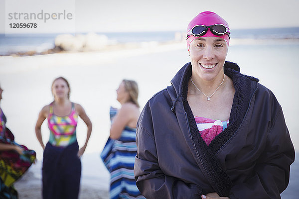 Portrait lächelnde  selbstbewusste Schwimmerin im offenen Wasser