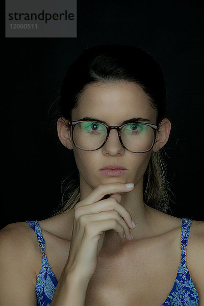 Junge Frau mit Brille  tief in Gedanken  Porträt