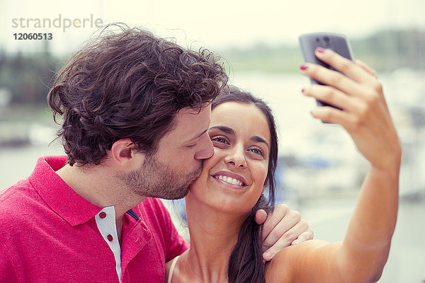 Mann und Frau posieren für Selfie genommen mit Smartphone