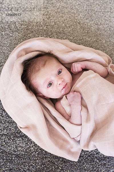 Neugeborenes Baby in Handtuch gewickelt