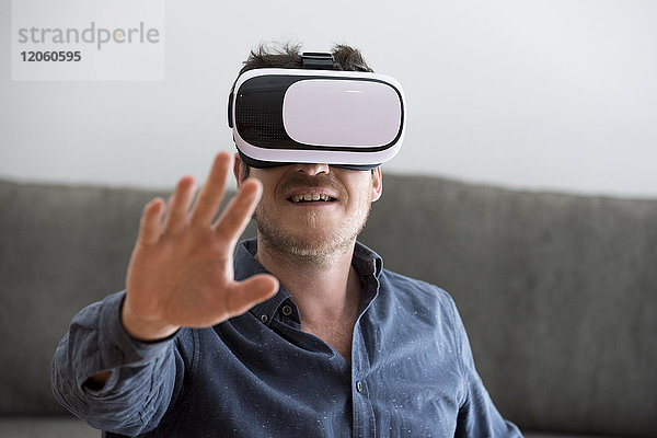Mittlerer Erwachsener Mann mit Virtual-Reality-Headset