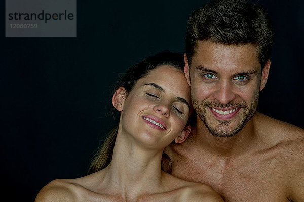 Glückliches Paar mit nackten Schultern  Portrait