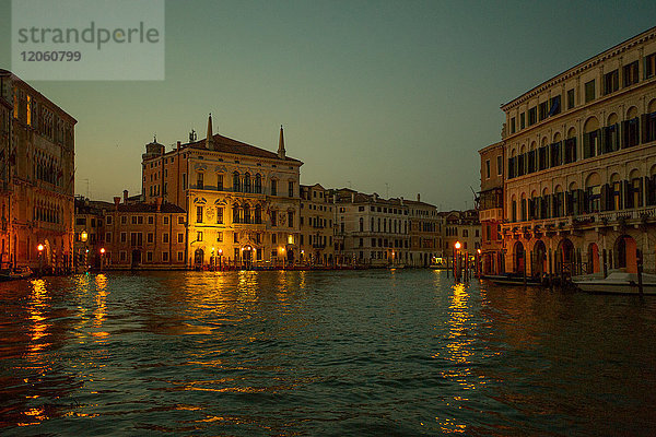 Der Canal Grande in Venedig  Italien  in der Abenddämmerung