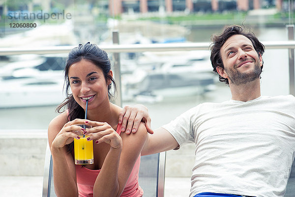 Paar auf der Terrasse entspannen  Frau trinkt Saft