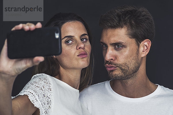 Paar posiert für einen Selfie zusammen