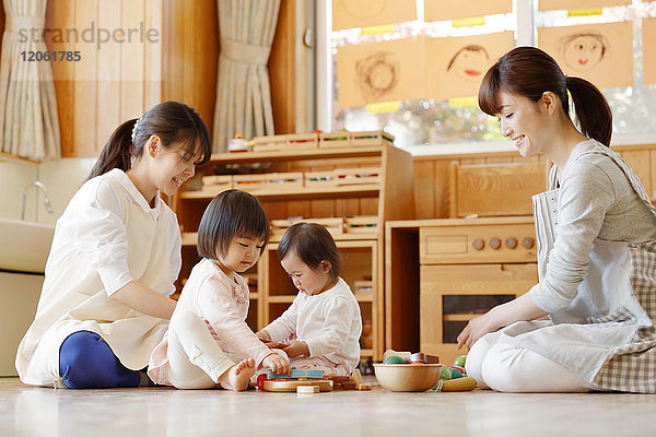 Erzieherinnen mit Kindern im japanischen Kindergarten
