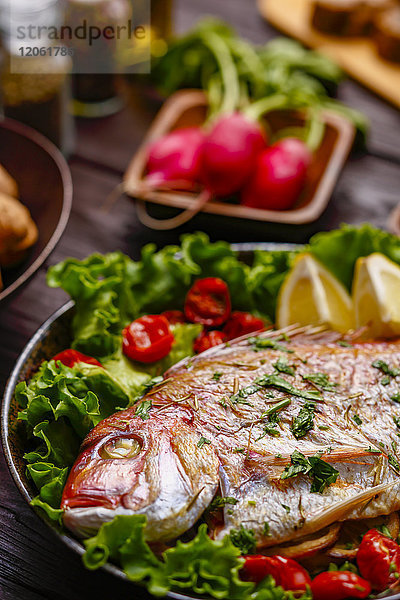 Gesunder und farbenfroher gegrillter Fisch und Gemüse