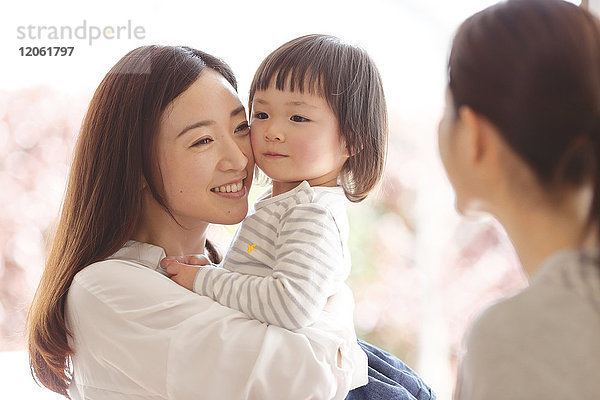 Mutter holt ihr Kind im japanischen Kindergarten ab