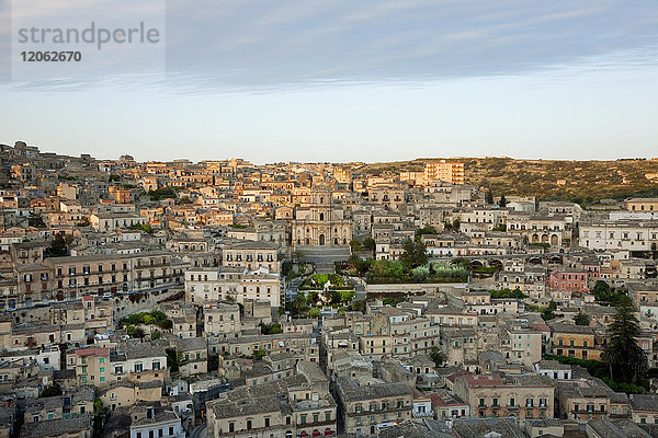 Stadtbild mit Blick über die Dächer traditioneller Häuser in einer mediterranen Stadt.
