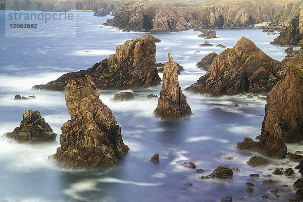 Luftaufnahme der Küstenlinie mit stacheligen Felsformationen.