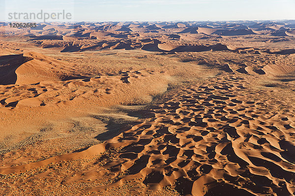 Luftaufnahme der Wüstenlandschaft.