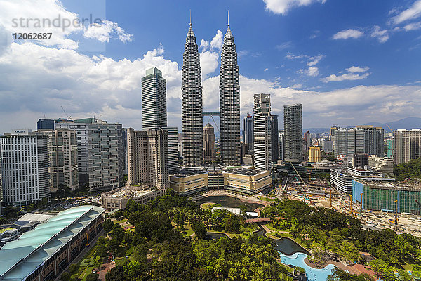 Stadtbild von Kuala Lumpur mit den Petronas-Türmen in der Ferne  Malaysia.