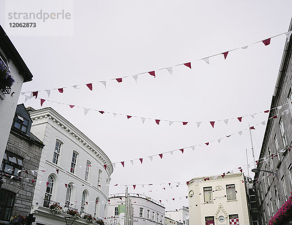 Dekorationen  rot-weiße Fahnen überspannten die Straße in Galway  Grafschaft Galway  Irland.
