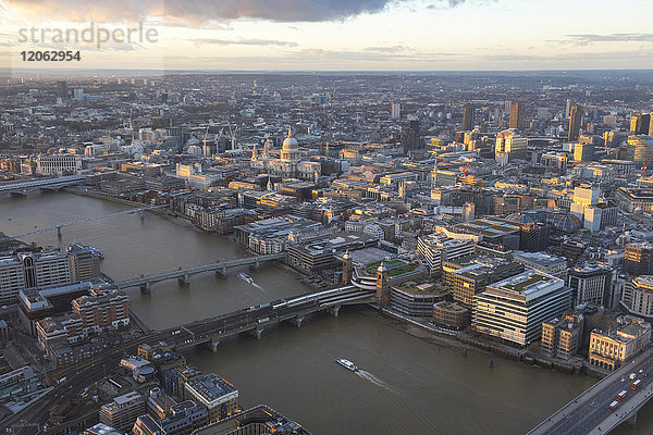 Luftaufnahme von London mit Brücken über die Themse.