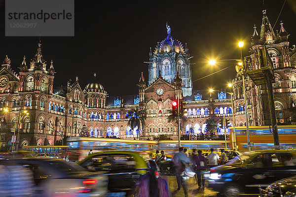 Beleuchteter Chhatrapati Shivaji Maharaj Terminus  CSMT  früher bekannt als Victoria Terminus Railway Station  Mumbai  Indien.