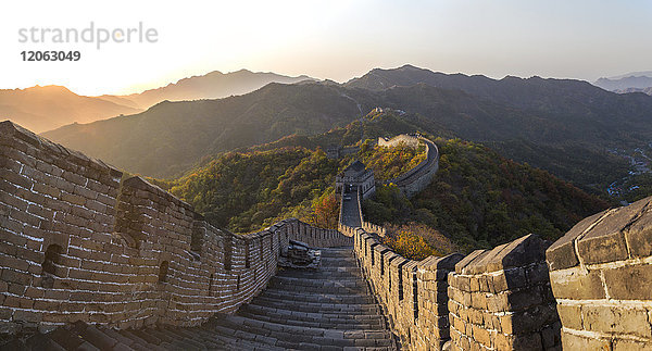 Blick über die Stufen der Großen Mauer  Mutianyu  Peking  China  mit Berglandschaft in der Ferne.
