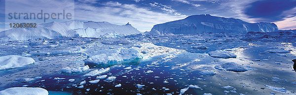 Landschaft mit Eisbergen und Eisschilden auf dem Ozean.